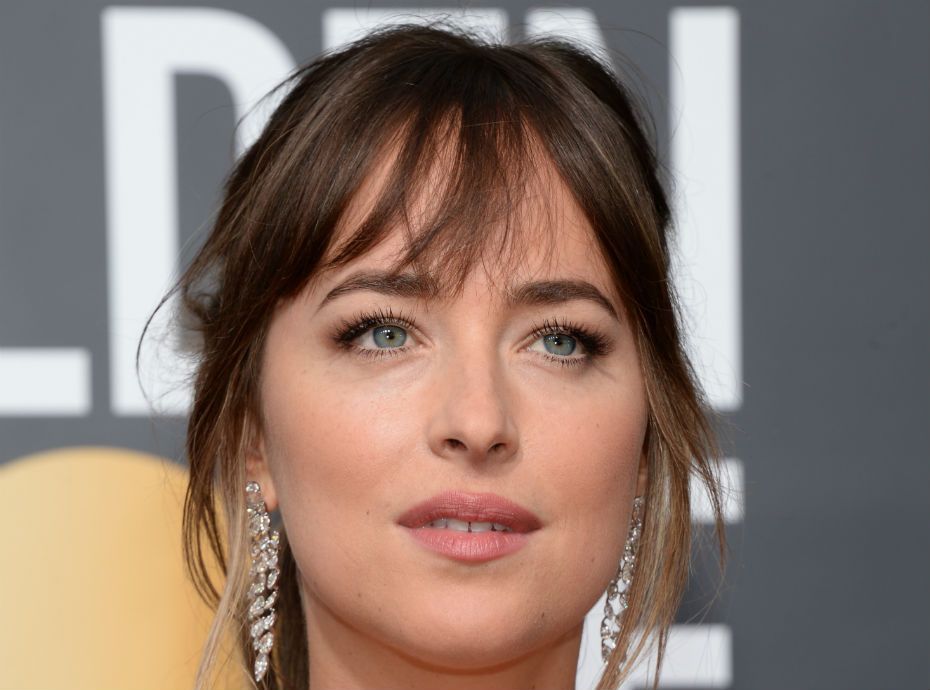 Public Buzz : Dakota Johnson a fix� Angelina Jolie pendant le discours de Jennifer Aniston !