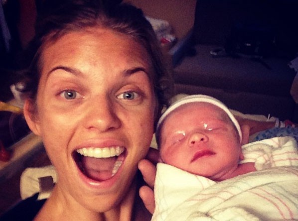 AnnaLynne McCord, une grande soeur gaga devant le petit Jonathan !