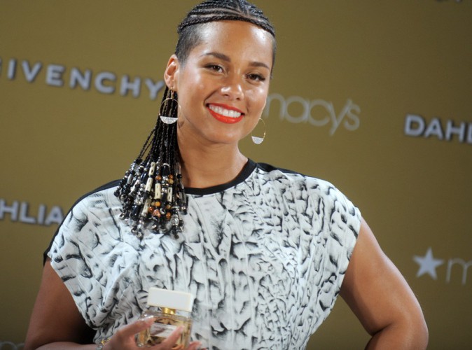 Alicia Keys : en mission promotion pour Givenchy, elle affiche discr�tement ses formes de femme enceinte !