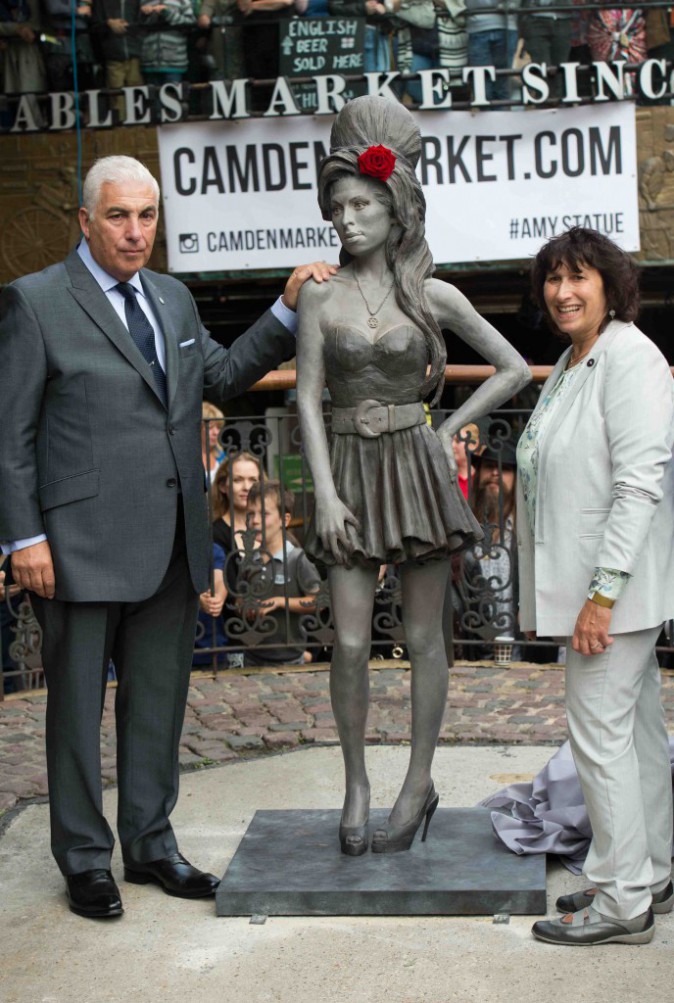 Amy Winehouse : d�couvrez la statue de bronze � son effigie !