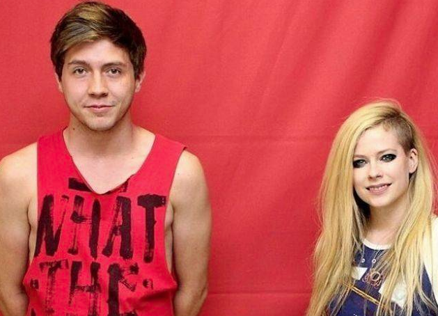 Avril Lavigne : elle demande 400 dolllars par photo � ses fans, mais interdiction de la toucher !